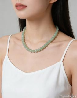 库房昨天整理出来的"天然晴水和田玉项链手链"套装,一套下来小几百块